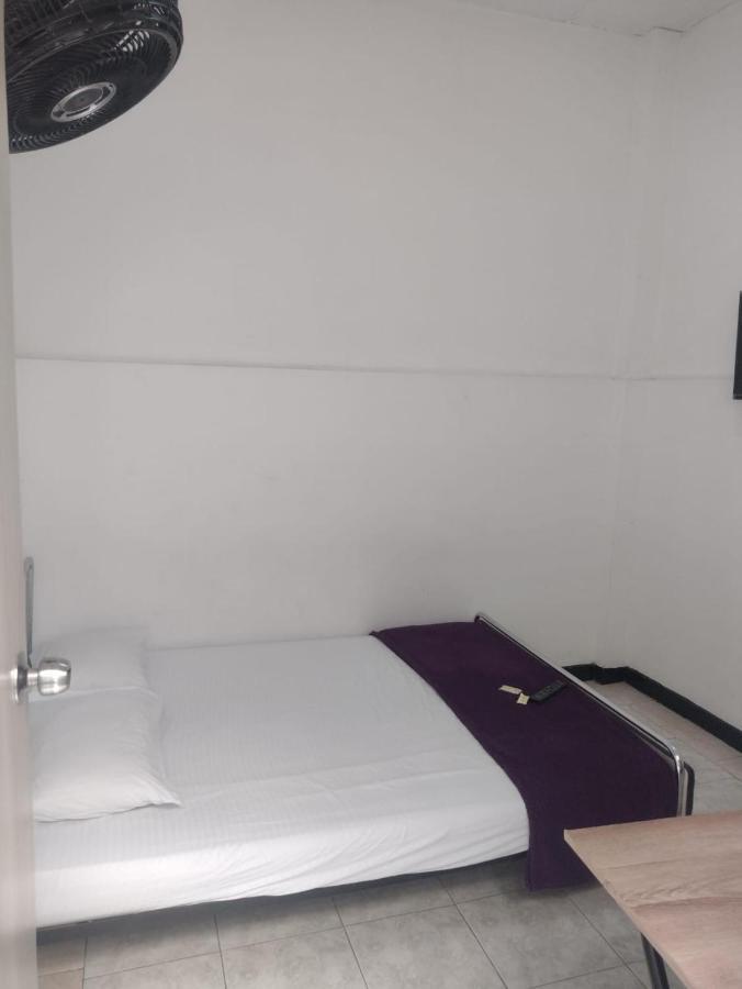 Petronio'S Hostel กาลี ภายนอก รูปภาพ